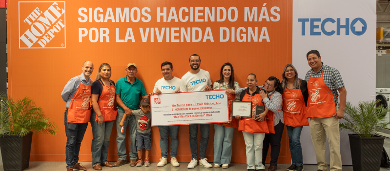 Entrega de cheque simbólico a TECHO México